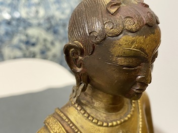 Een Sino-Tibetaanse verguld bronzen figuur van Boeddha, 17/18e eeuw